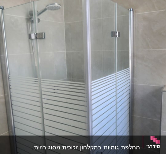 מקלחון זכוכית עם דלתות הזזה וראש מקלחת